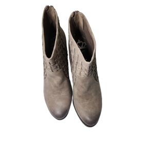 Fergalicious boots by Fergie. Size 11m taupe color ladies boot